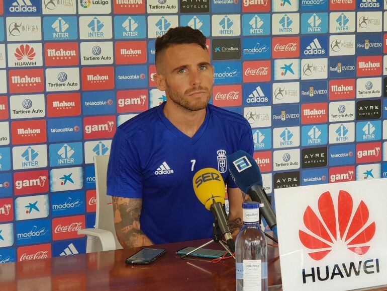 Aarón en sala de prensa