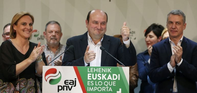 El presidente del PNV, Andoni Ortuzar, celebra los resultados obtenidos en presencia del Lehendakari Iñigo Urkullu y de la presidenta del partido en Bizkaia, Itxaso Atutxa, en su sede central, la Sabin Etxea de Bilbao durante la noche electoral. 