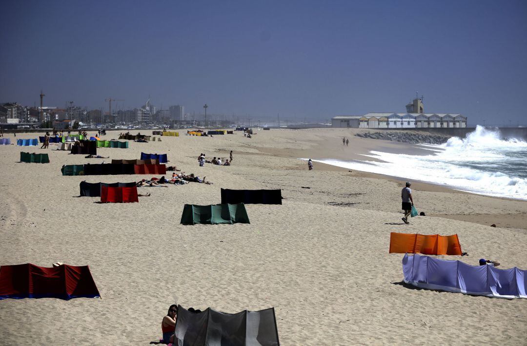 Una playa en Portugal con medidas para evitar el COVID-19.