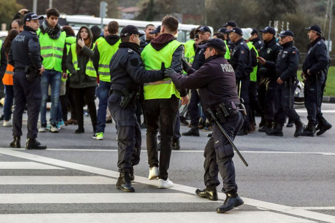  Agentes de policía controlan a los manifestantes del movimiento &#039;chalecos amarillos&#039; durante una protesta en Portugal.