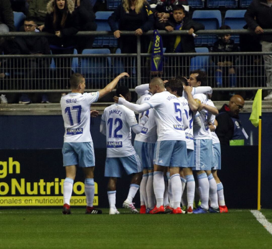 Los jugadores del Real Zaragoza celebran el primer gol de Pep Biel en el Carranza