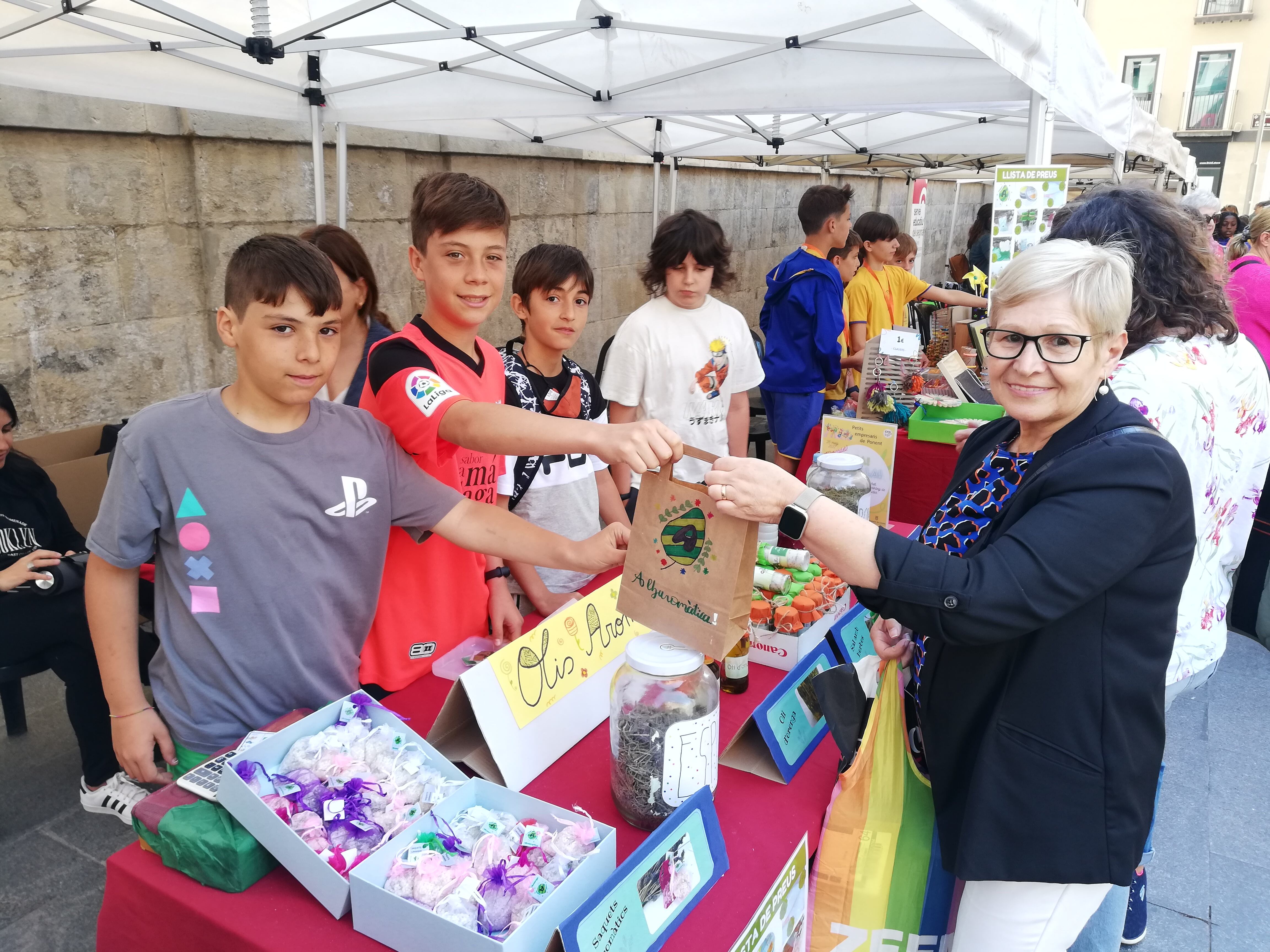 Els productes resultants dels projectes d'empresa creats pels alumnes de Primària de Lleida han estat a la venda poca estona. Ha estat un mercat d'èxit.Foto: Ràdio Lleida.