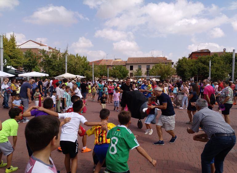 Numerosos niños acuden al encierro de carretones
