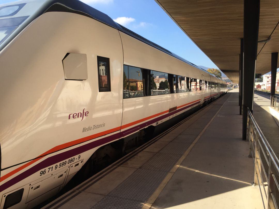 Un tren de Renfe en la estación de Algeciras.