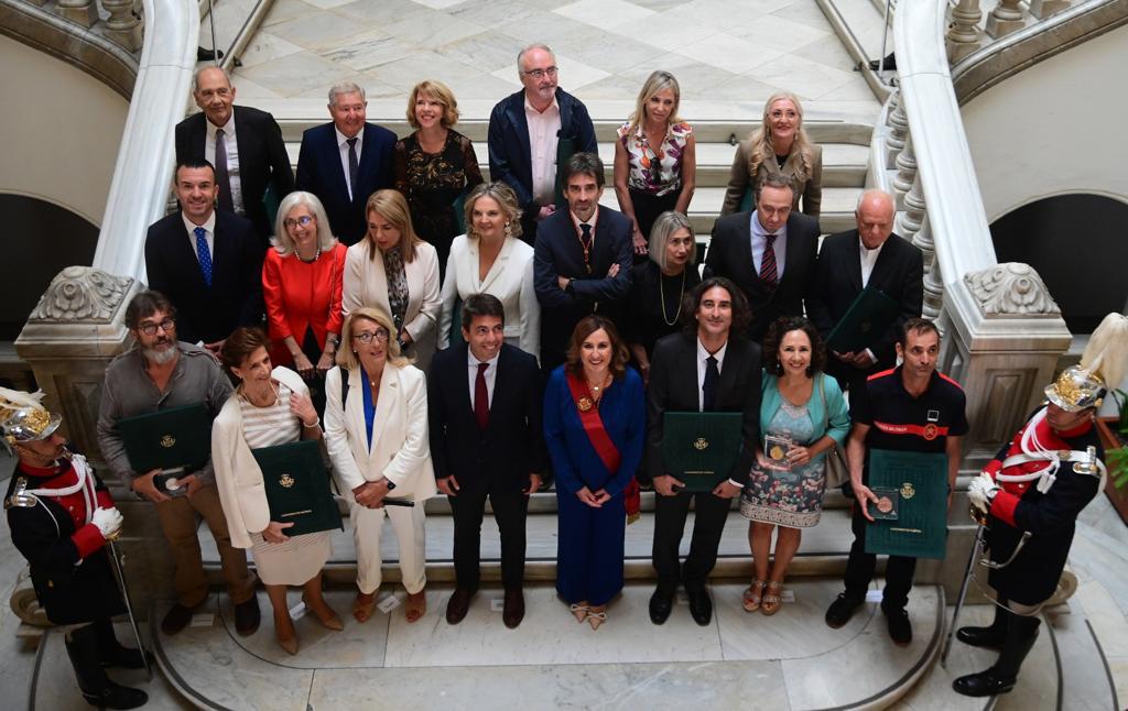 María José Catalá y Carlos Mazón posan junto a los premiados en el acto del 9 d&#039;Octubre