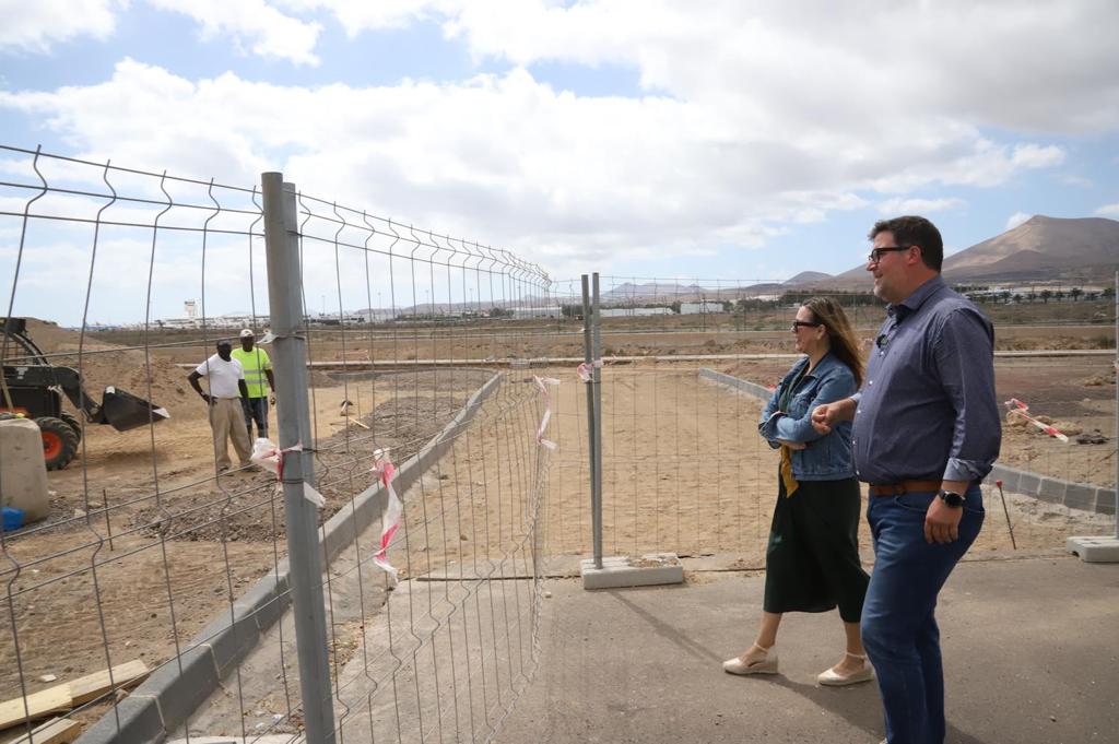 María Dolores Corujo, presidenta del Cabildo de Lanzarote, junto a Isidro Pérez, alcalde de San Bartolomé.