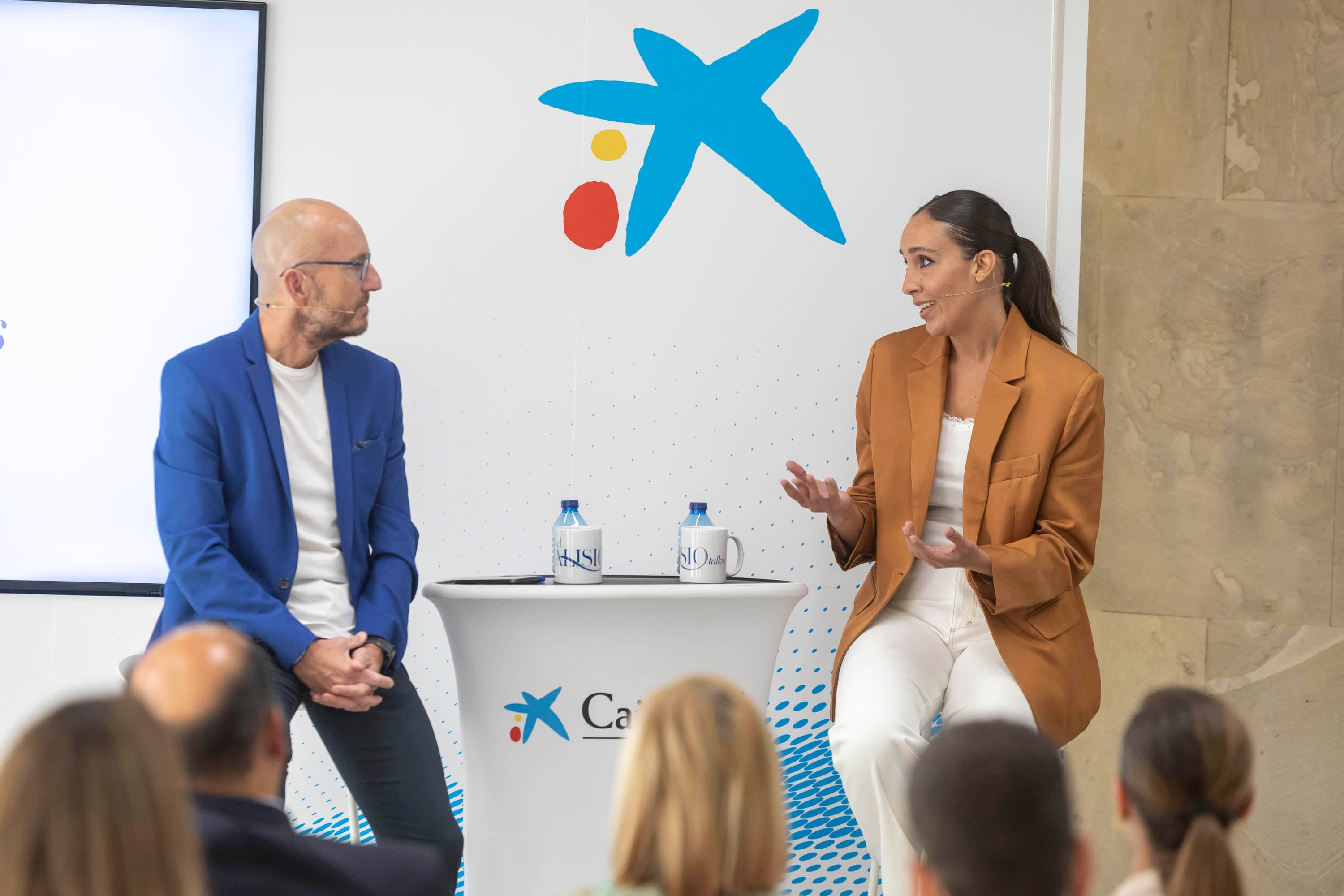Laura Herrera (d), durante la presentación de El Alisio Talks.