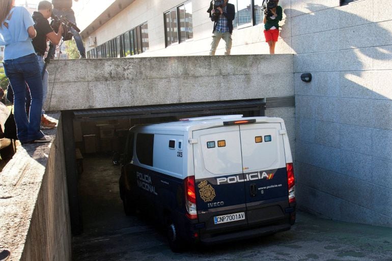 Varios de los 26 detenidos en una gran operación contra el tráfico de drogas, han comenzado a llegar entre una enorme expectación mediática, al juzgado número cuatro de Vigo, que corre con la causa.