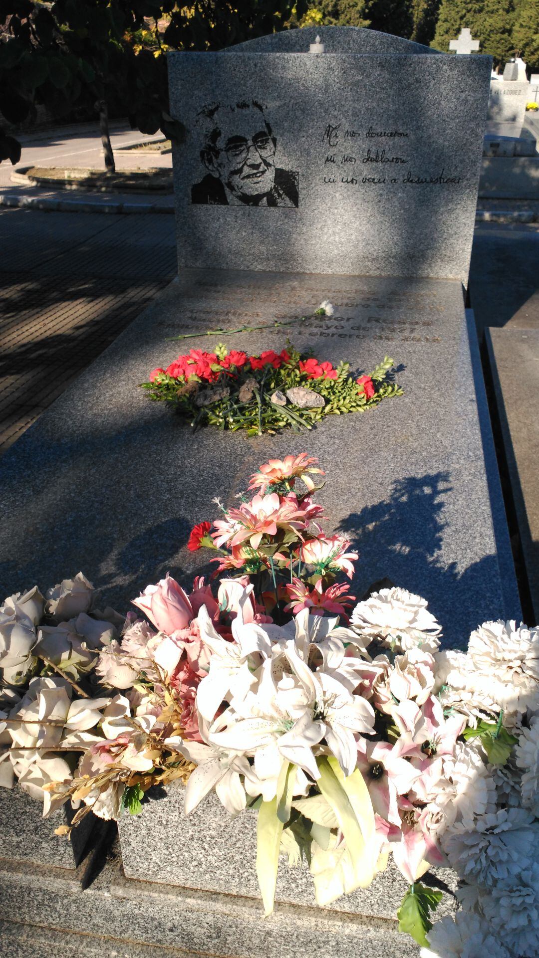 La tumba de Marcelino Camacho y Josefina Samper en el cementerio civil de La Almudena. 