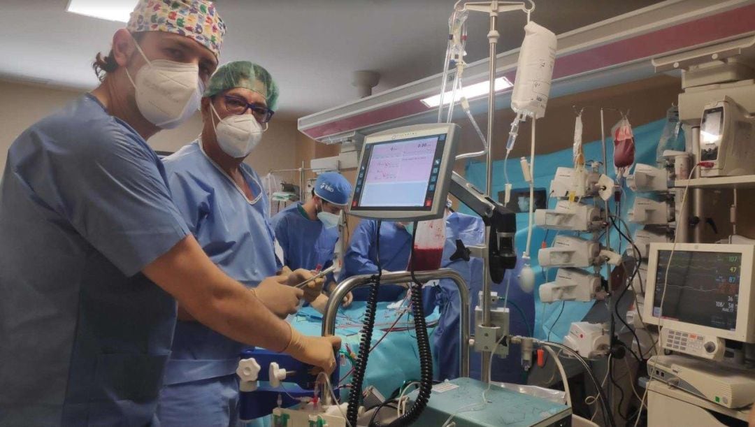 Los doctores Juan Miguel Aguilar y Antonio Jiménez, durante la canulación del ECMO