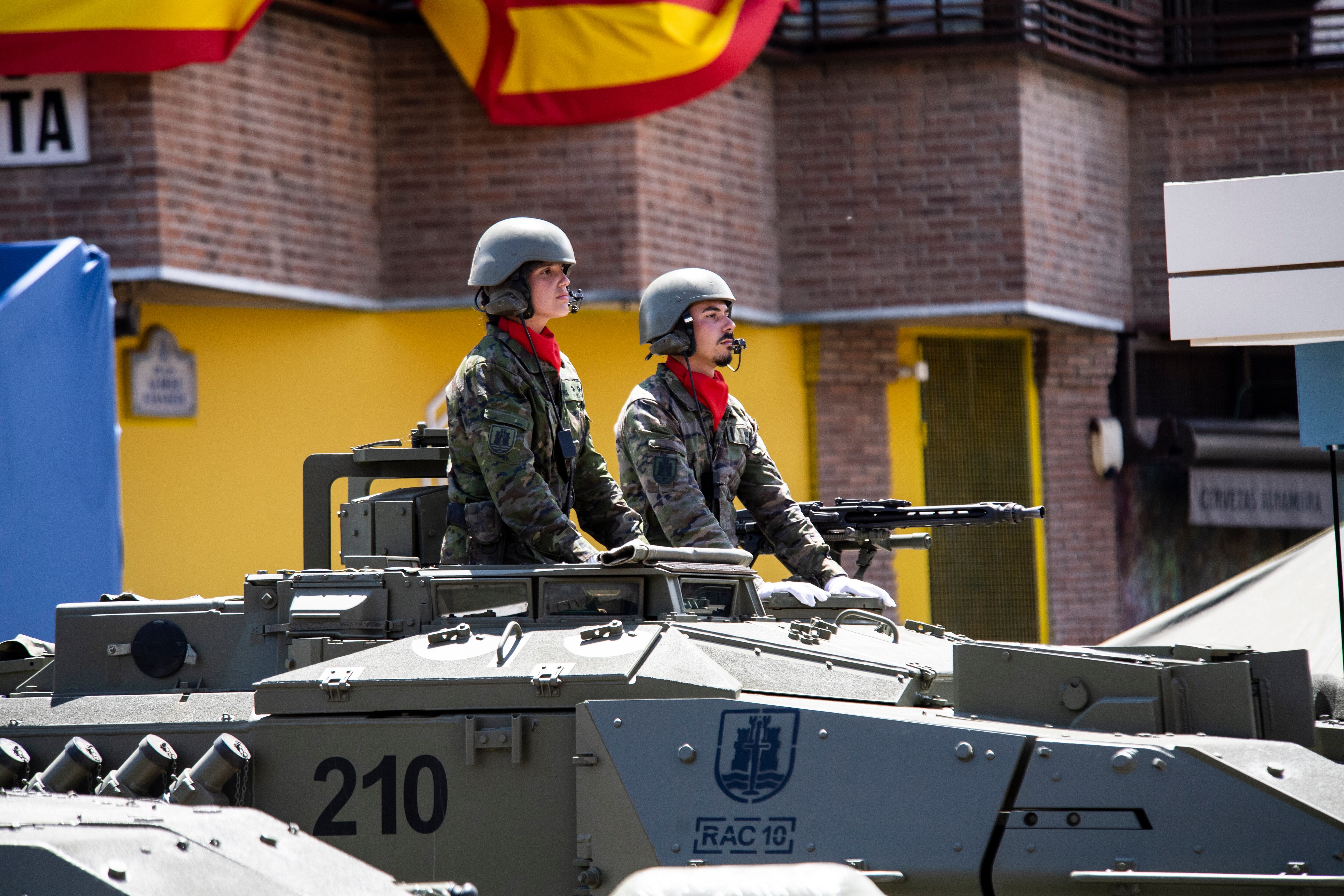 Soldados españoles durante un desfile militar en Granada