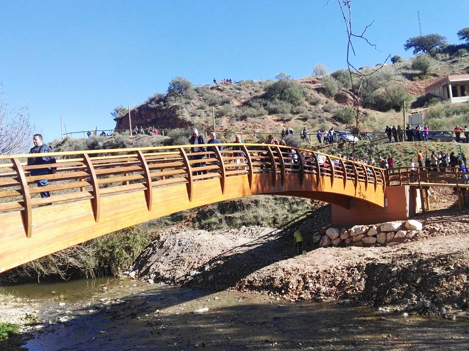 La anterior pasarela de madera quedó destrozada por las lluvias de octubre de 2018