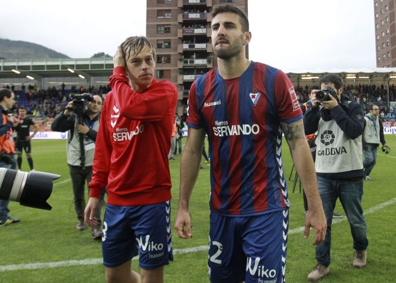 Los jugadores del Eibar, Javi Lara, y Raul Navas, abandonan el estadio de Ipurua tras conocer el descenso