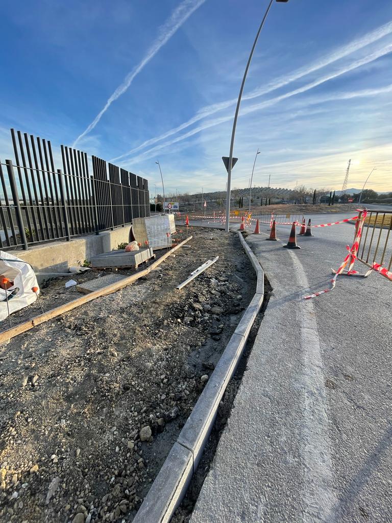 Obras del acerado para acceder al Jaén Plaza desde la UJA