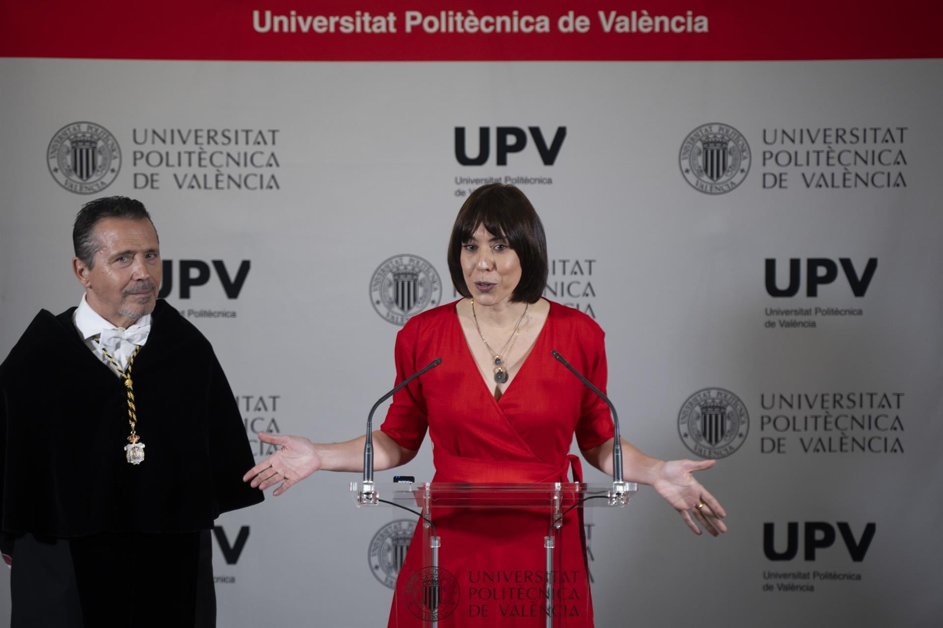 La ministra de Ciencia, Innovación y Universidades, Diana Morant, y el rector de la Universitat Politècnica de València, José E. Capilla, durante el Acto de Apertura del Curso Académico 2024/2025 de las Universidades Valencianas - Jorge Gil - Europa Press