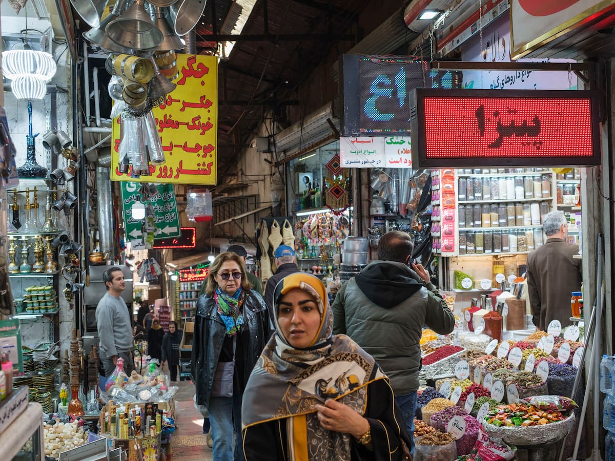 Los iraníes intentan mantener su rutina, a pesar de las amenazas externas y las protestas en Teherán