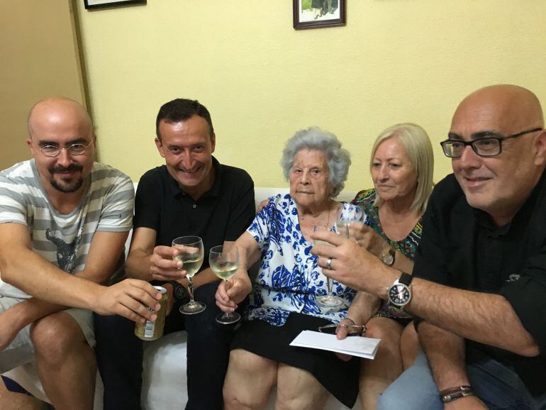 El Alcalde visita a la centenaria en el día de su cumpleaños