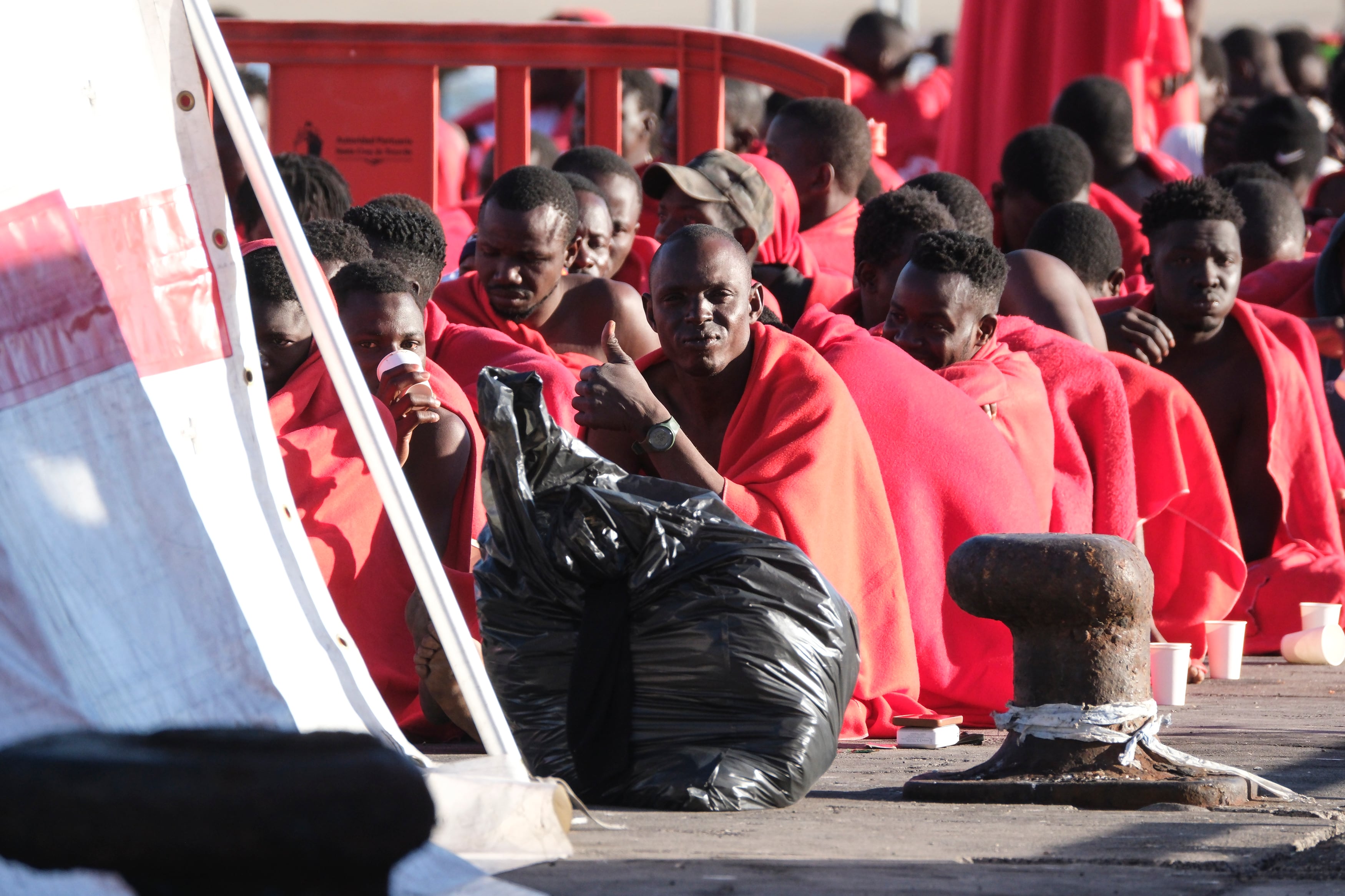 Migrantes rescatados a bordo del cayuco cuyos patrones han resultado detenidos