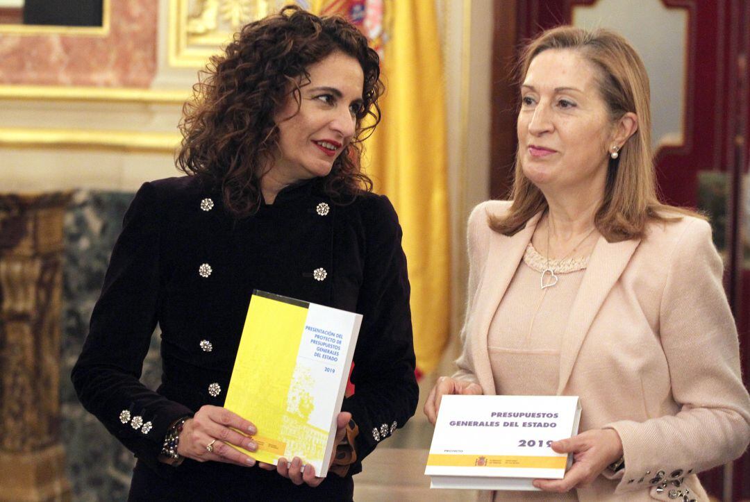 La ministra de Hacienda, María Jesús Montero, junto a la presidenta del Congreso de los Diputados, Ana Pastor, presentando el proyecto de Ley de Presupuestos Generales del Estado para 2019