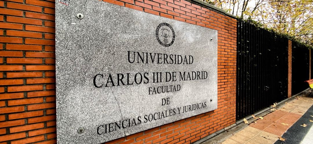 Placa de la facultad de Ciencias Sociales y Jurídicas del campus de Getafe de la Universidad Carlos III de Madrid