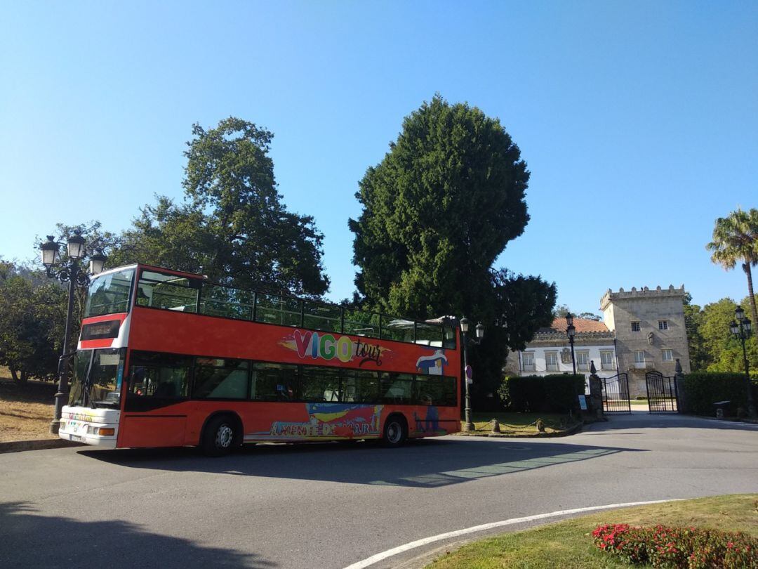 Bus Turístico de Vigo delante del pazo de Castrelos.