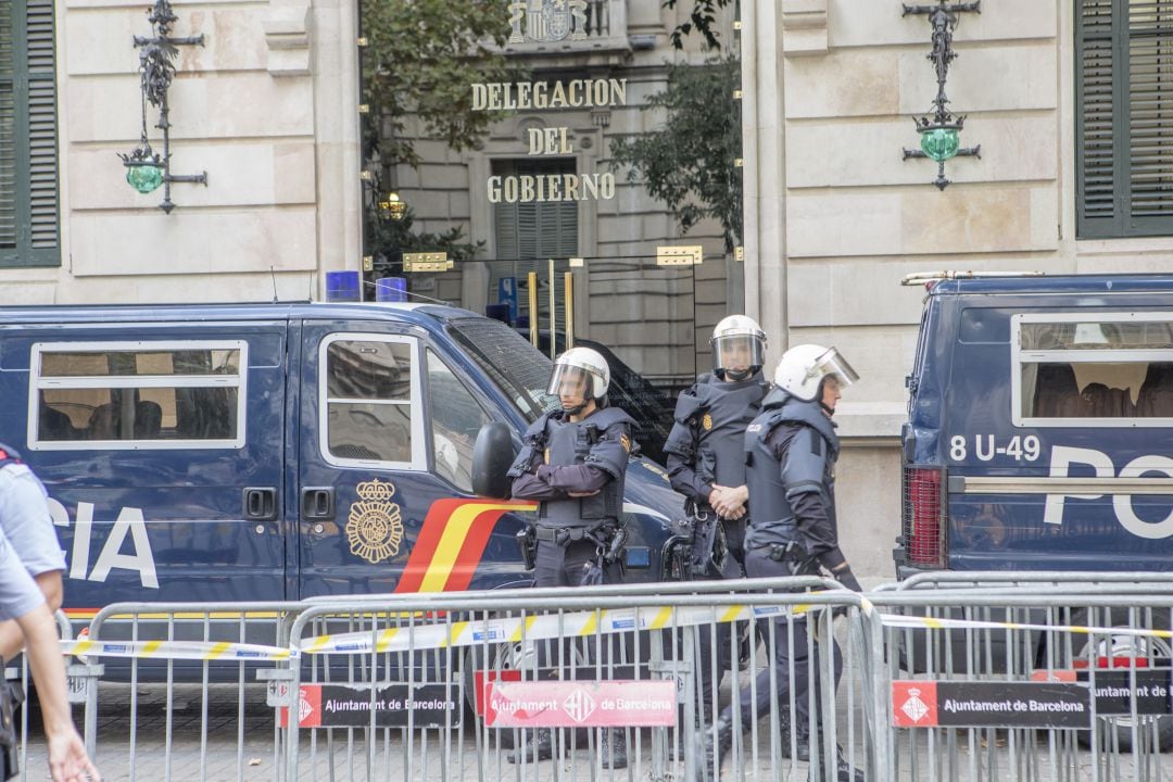 La Policía Nacional, frente a la Delegación del Gobierno en Barcelona el 3 de octubre de 2017. 