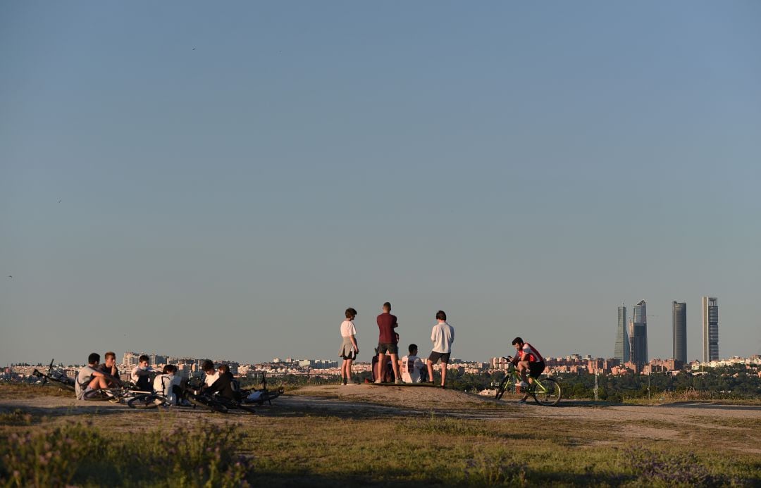 Varios jóvenes se reunen en una zona lejana al centro de Madrid