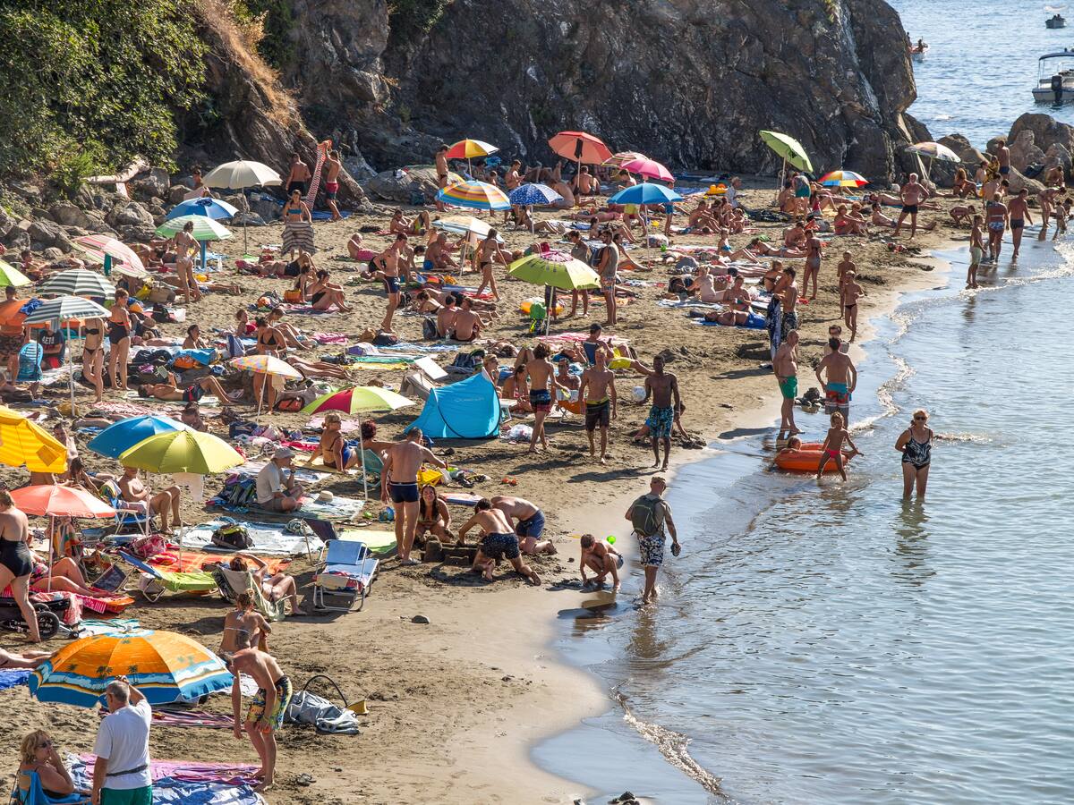 "Nosotros somos quienes padecemos una enfermedad muy grave, la saturación": 3 horas de cola para poder entrar en la Cala del Moro, Mallorca