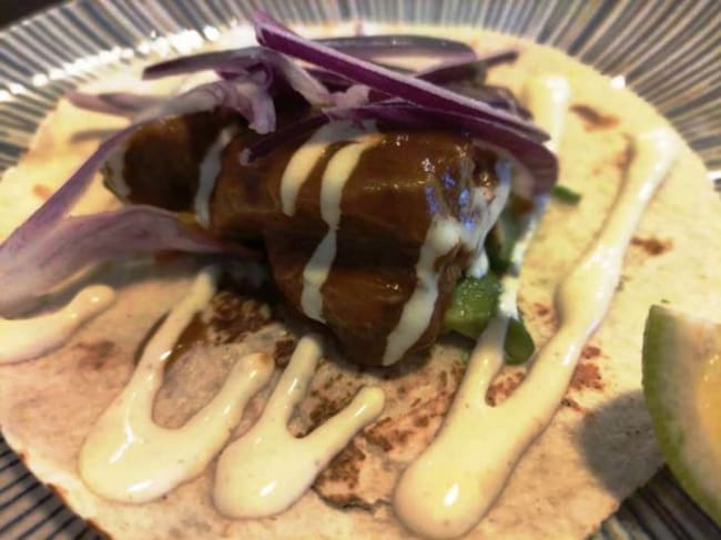 Taco con carrillada y aguacate