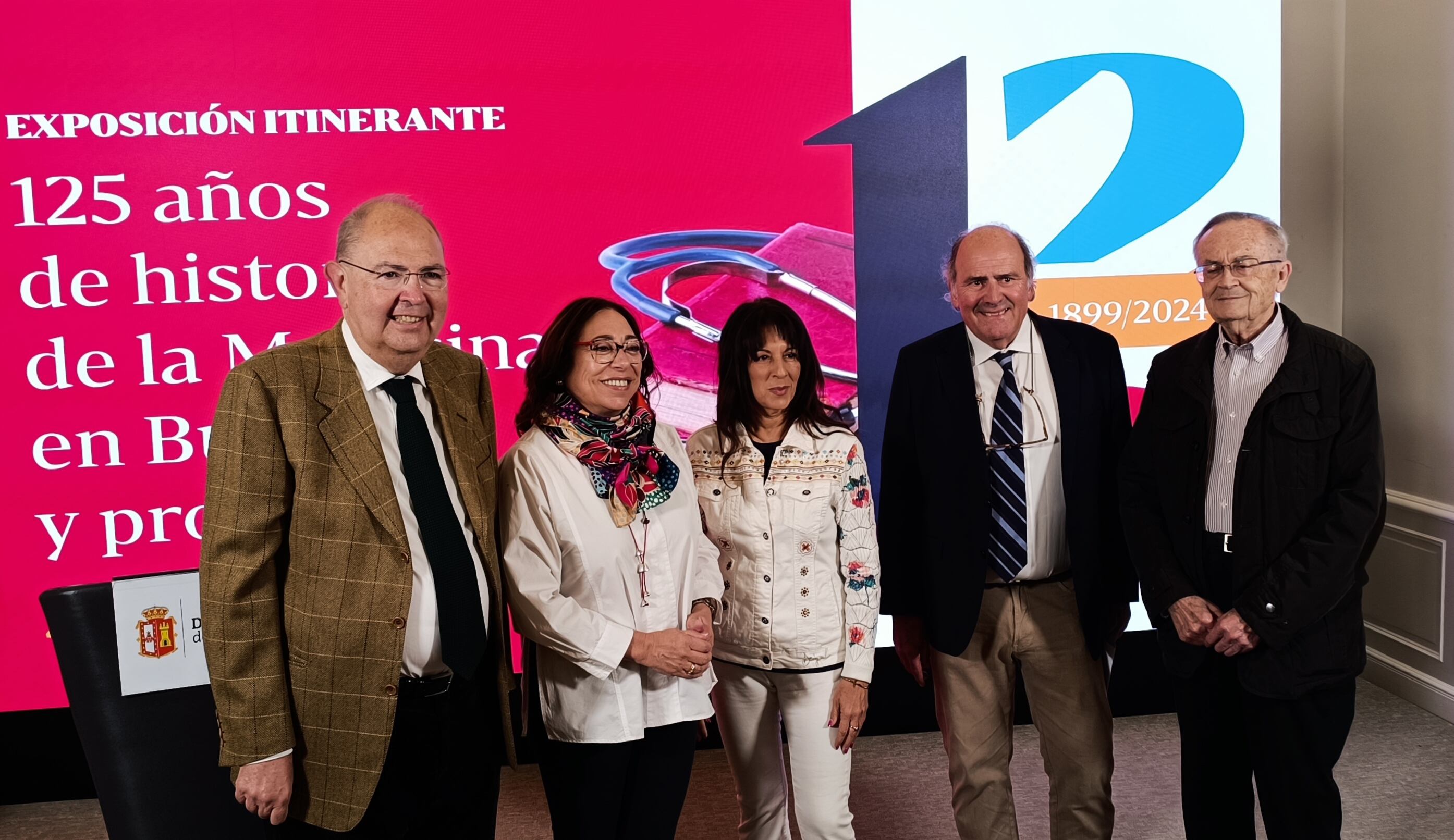 De izda a dcha: José Manuel López Gómez, comisario de la exposición, las diputadas Raquel Contreras e Inmaculada Sierra, el vicepresidente del Colegio de Médicos, José Herrero y el también comisario de la muestra, Martín de Frutos