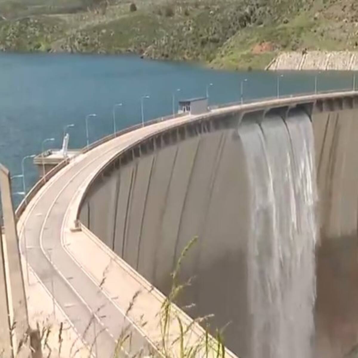 Impresionantes imágenes del histórico desembalse de agua de la presa de El Atazar