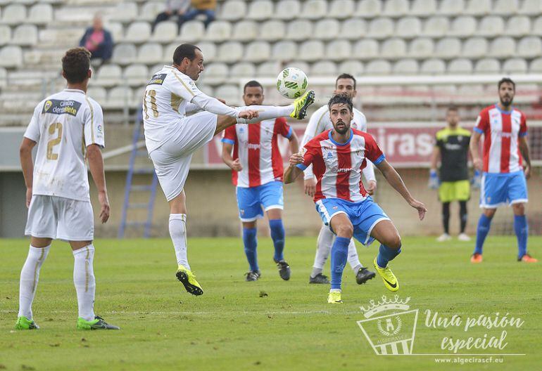 Juanma busca controlar un balón.