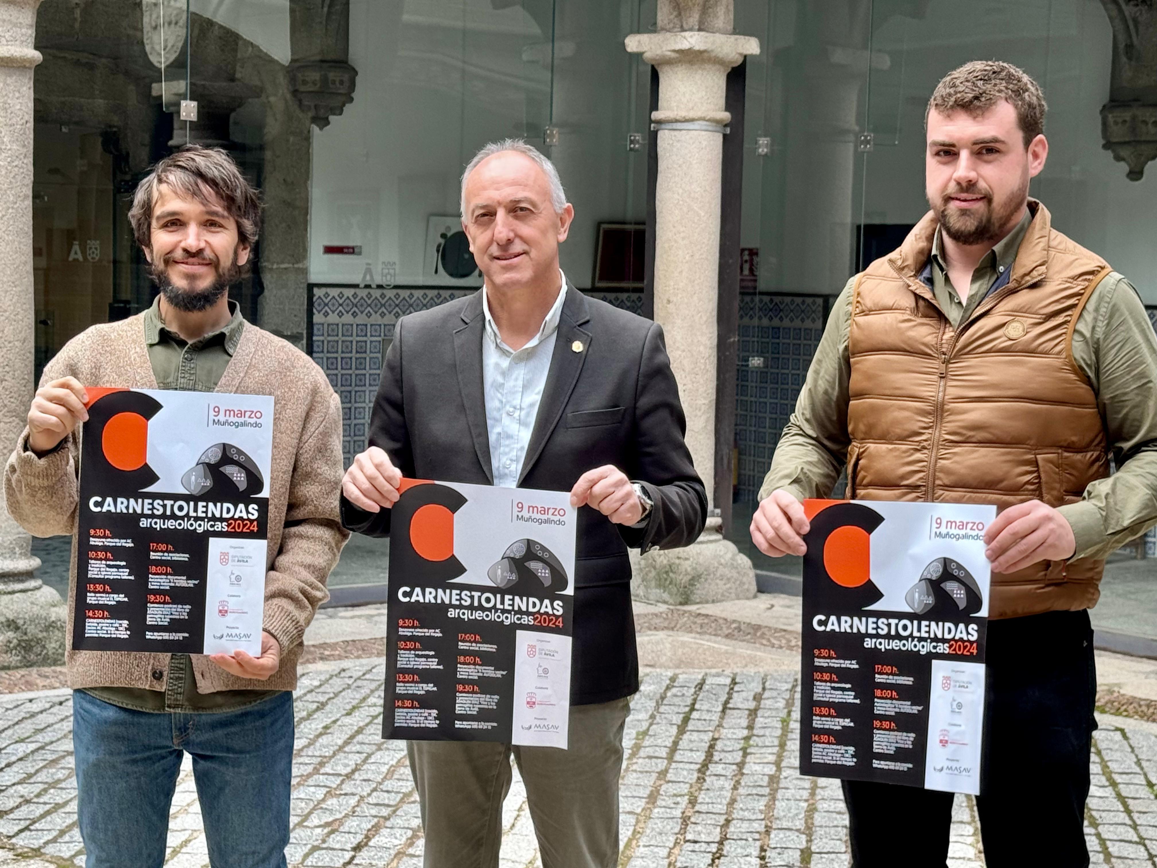 De izquierda a derecha, Juan Pablo López, Javier González, Diputado de Cultura y el alcalde de Muñogalindo, Diego Pascual durante la presentación de las Carnestolendas