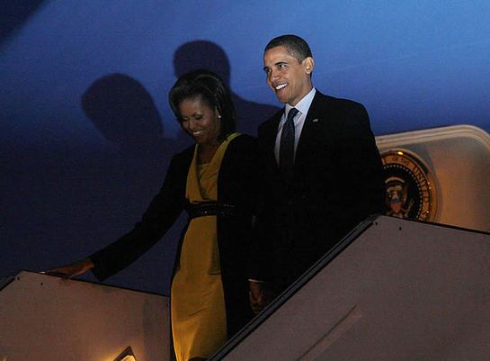 El presidente de los EEUU, Barack Obama, llegó a Inglaterra a bordo del avión presidencial en el que le acompañaba su esposa, Michelle.