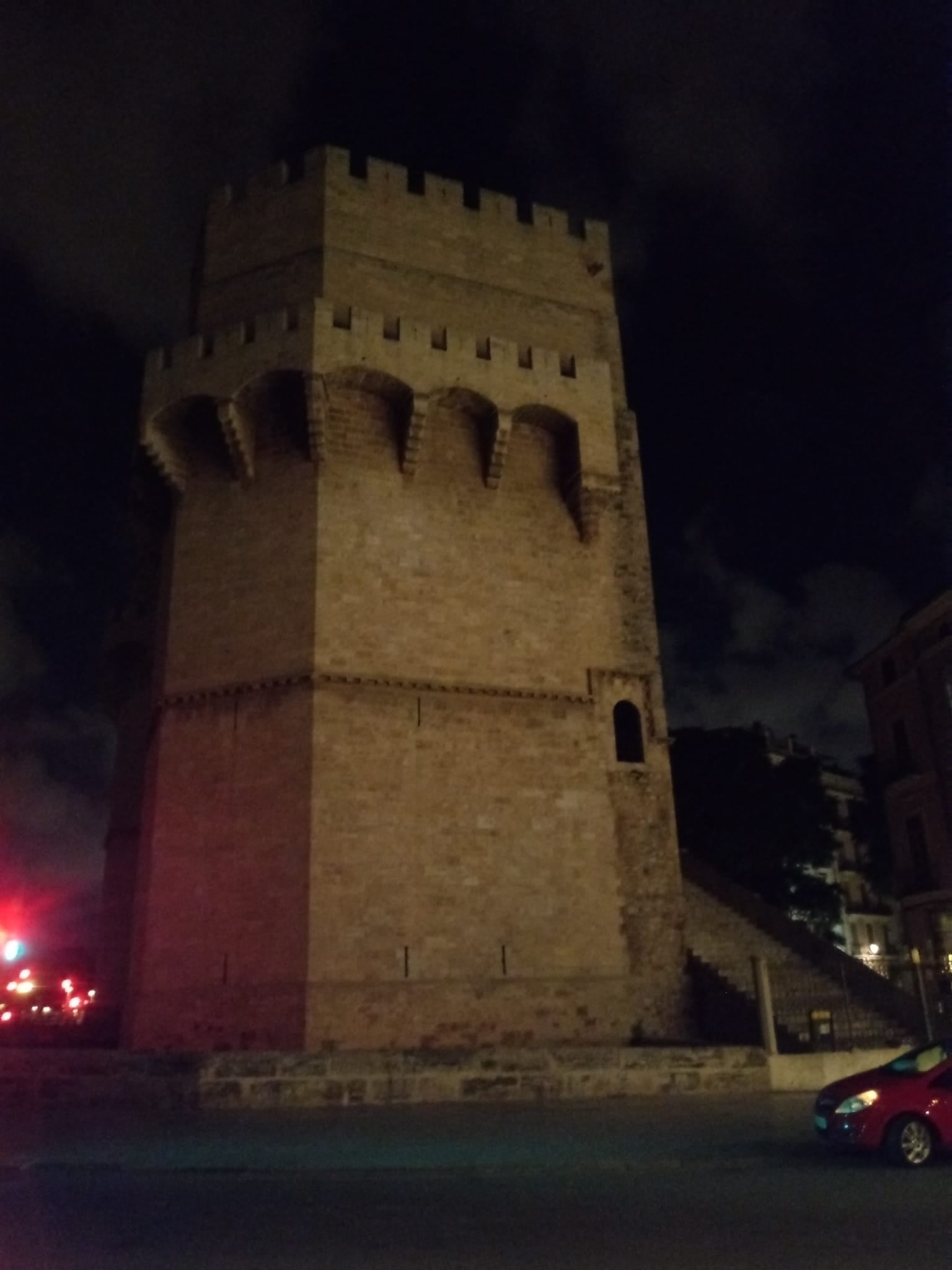 Las Torres de Serranos de València, a oscuras