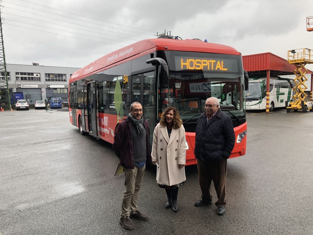 La delegada de Movilidad, Cristina Laborda, en las instalaciones de AUIF. Detrás uno de los autobuses eléctricos que se incorporarán en breve a la L-1.