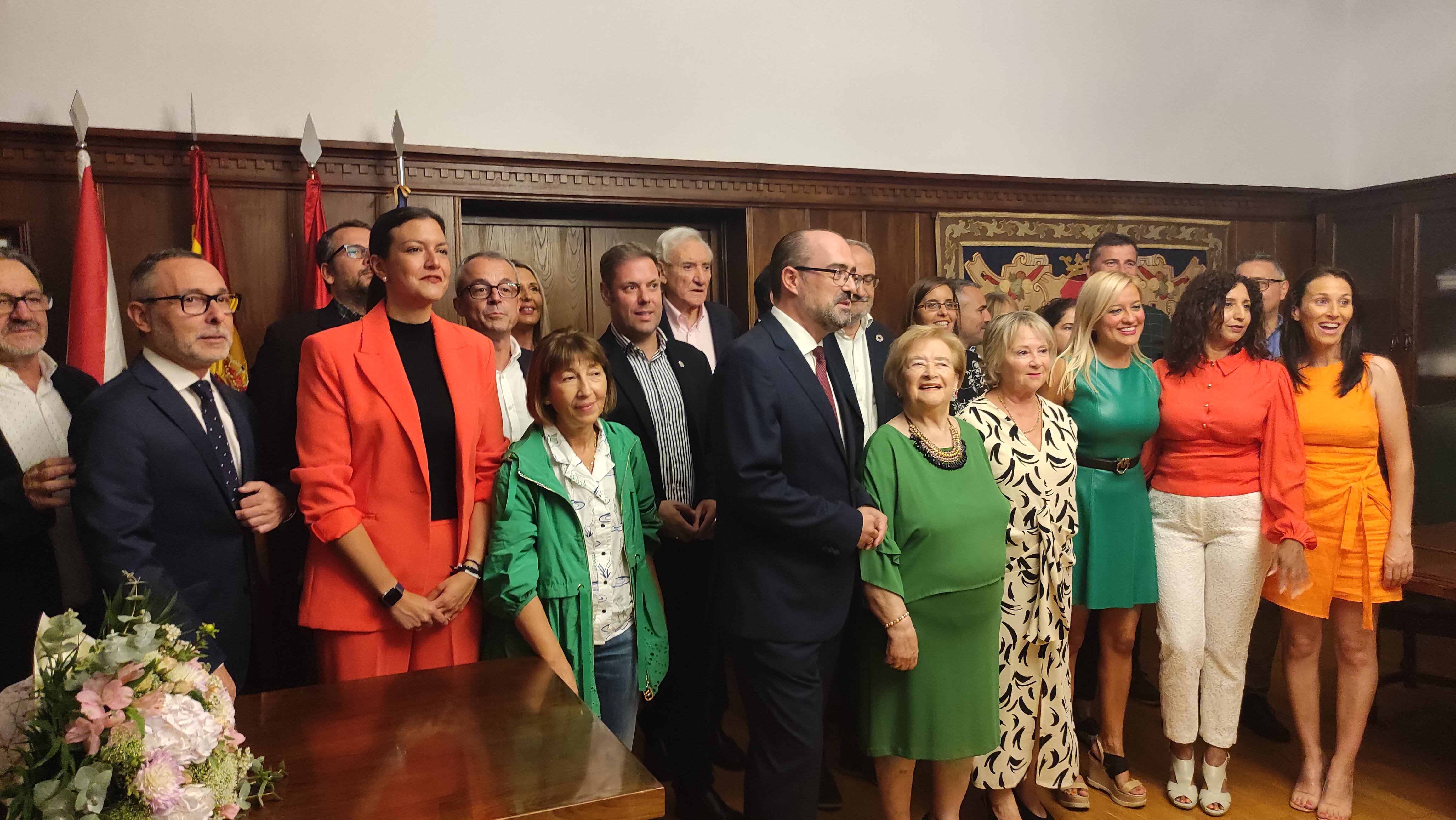 Yolanda Ordás junto a la corporación municipal