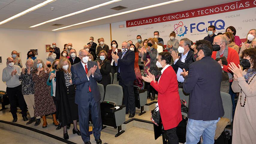 Profesorado asistente al homenaje que se le ha brindado al catedrático Ernesto Martínez Ataz