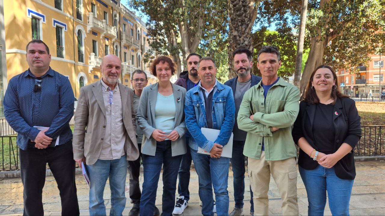 José Luis Álvarez-Castelllanos, María Marín y Juan Pedro Cornejo, portavoz de  trabajadores del servicio, en la rueda de prensa celebrada esta mañana en Murcia tras reunirse con miembros del Comité de Empresa de los Bomberos Forestales