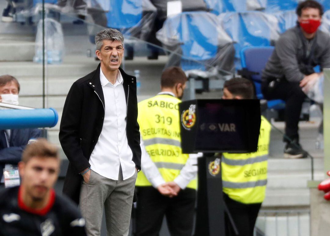 El entrenador de la Real Sociedad, Imanol Alguacil, da instrucciones a sus jugadores durante el partido de LaLiga Santander de fútbol que enfrenta a su equipo contra el Eibar este domingo en el estadio Real Arena de San Sebastián