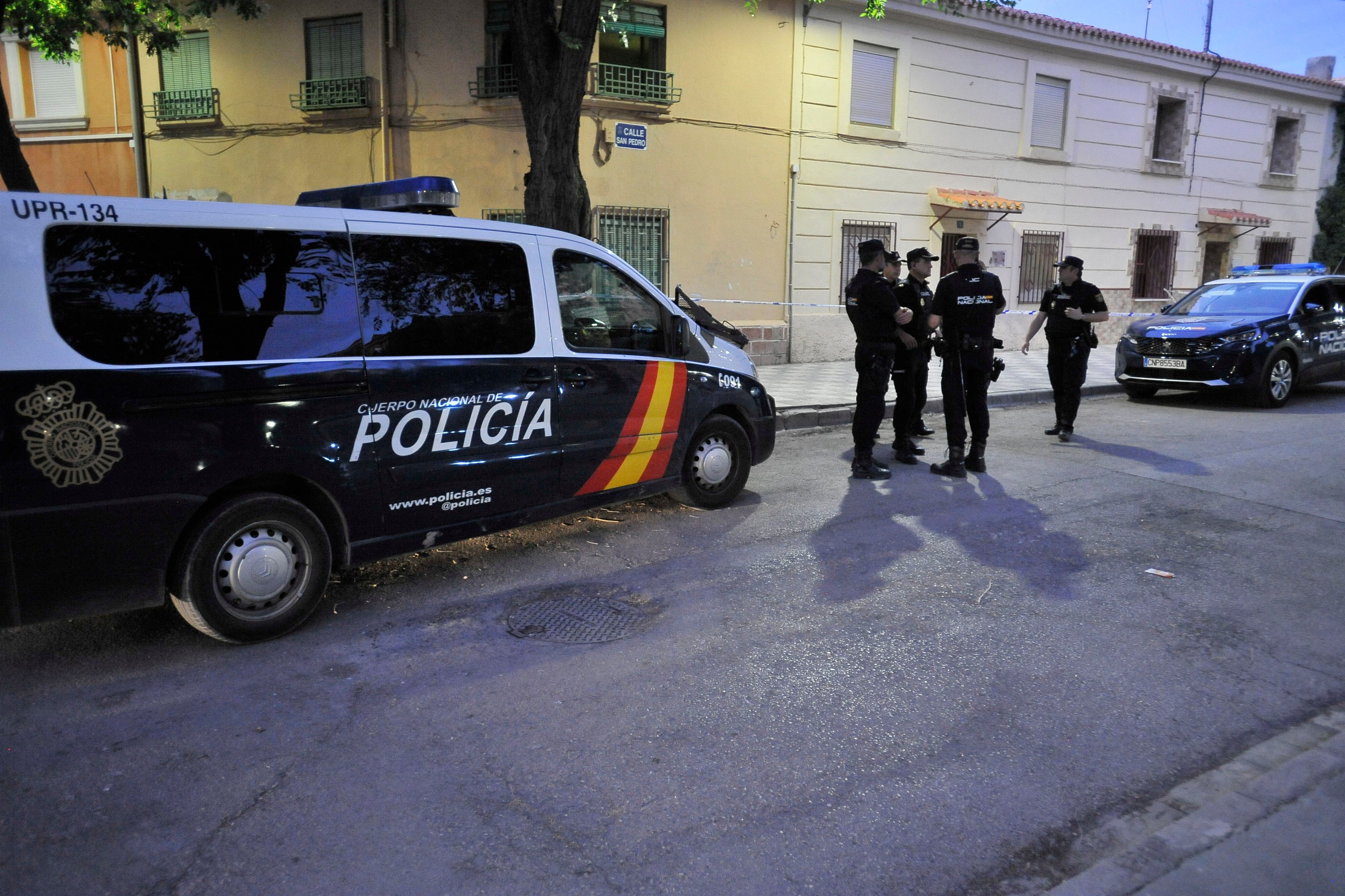 ALBACETE, 12/07/2023.- Un hombre de 42 años ha fallecido este miércoles en un tiroteo que se ha producido sobre las 20.00 horas en el barrio de La Estrella de Albacete, en el que también han resultado heridas otras tres personas. La Subdelegación del Gobierno en Albacete ha informado del suceso en una nota de prensa y ha subrayado que la Policía Nacional ya se encuentra en el barrio, para tratar de esclarecer los hechos. EFE/ Manu
