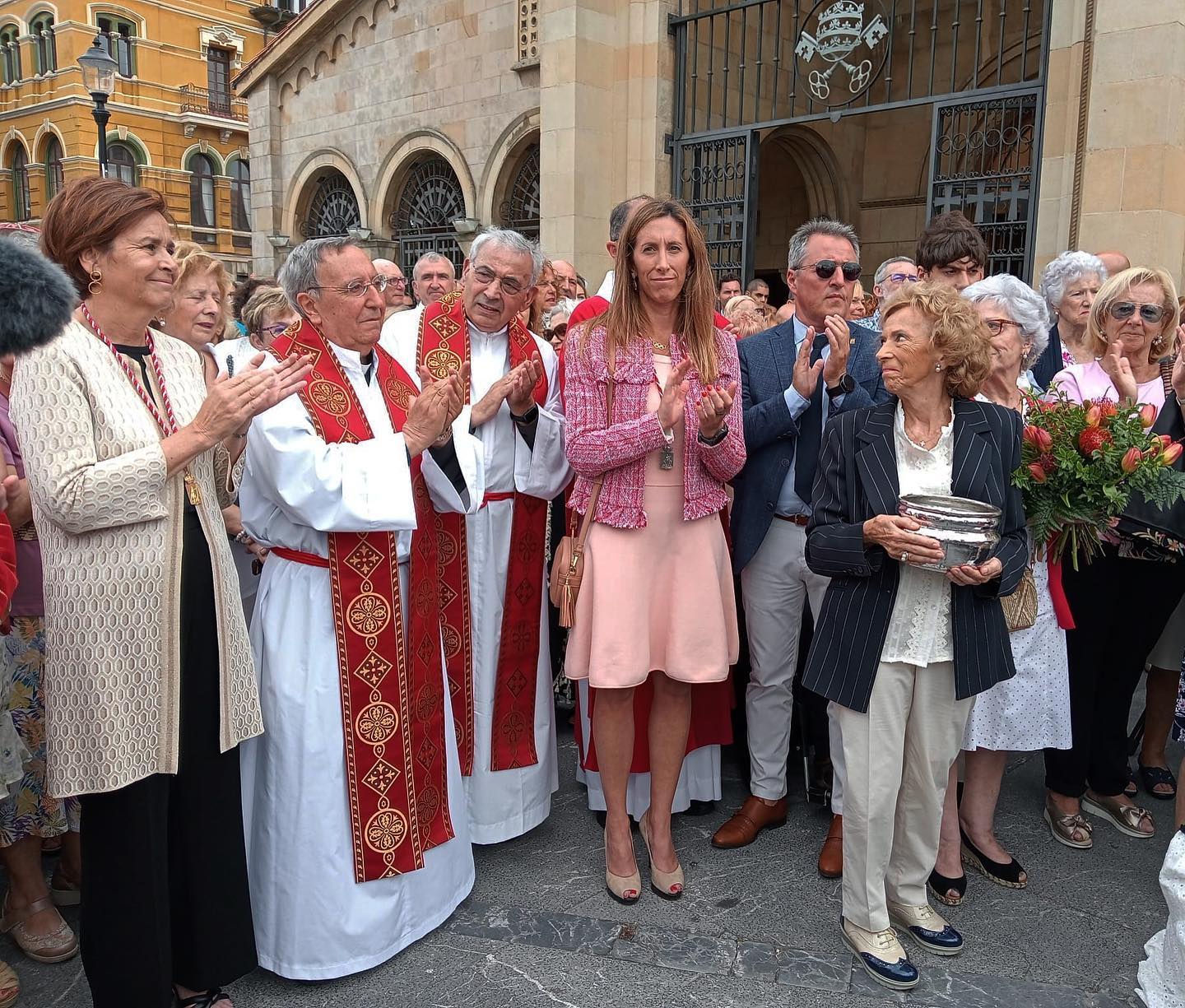 La alcaldesa Carmen Moriyón (i) junto a la teniente de alcalde Ángela Pumariega (d) en San Pedro.