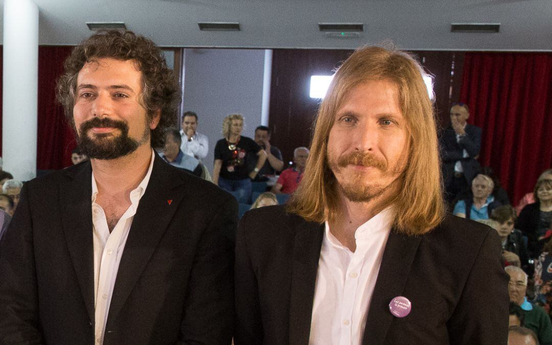José Sarrión (IU) izquierda; Pablo Fernández (Podemos) derecha