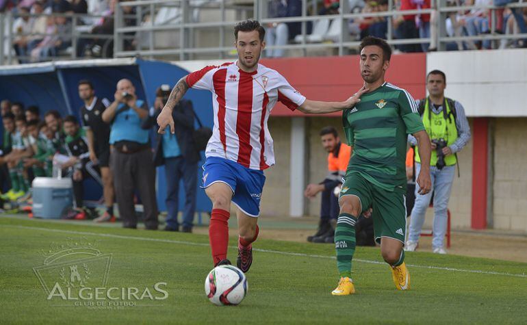 Santi Luque pelea ante un rival.