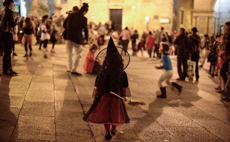 GRA406. OURENSE, 31/10/2014.- Una niña vestida de bruja durante el desfile que se ha celebrado hoy en Ourense con motivo del Samaín, un rito para conmemorar el final de la temporada de cosechas en el que desaparece el límite entre el mundo de los vivos y 