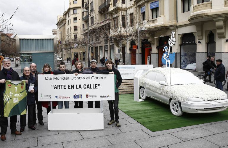 Cinco obras que representan artísticamente el cáncer, tomando como base cinco automóviles, se exponen en la avenida Carlos III de la capital navarra