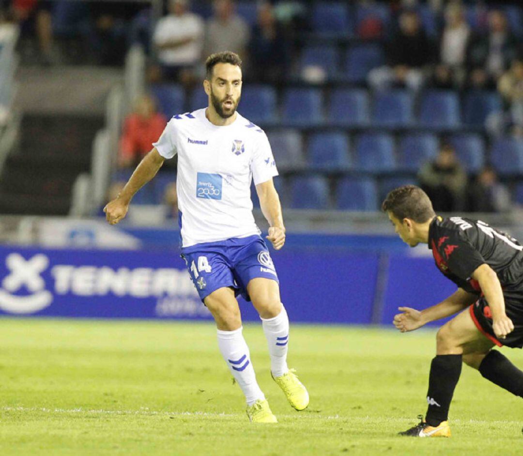 El zaguero cumple contrato con el club tinerfeño