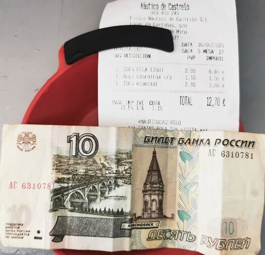 Así se encontraron el porta cuentas los camareros del Parque Náutico de Castrelo de Miño.