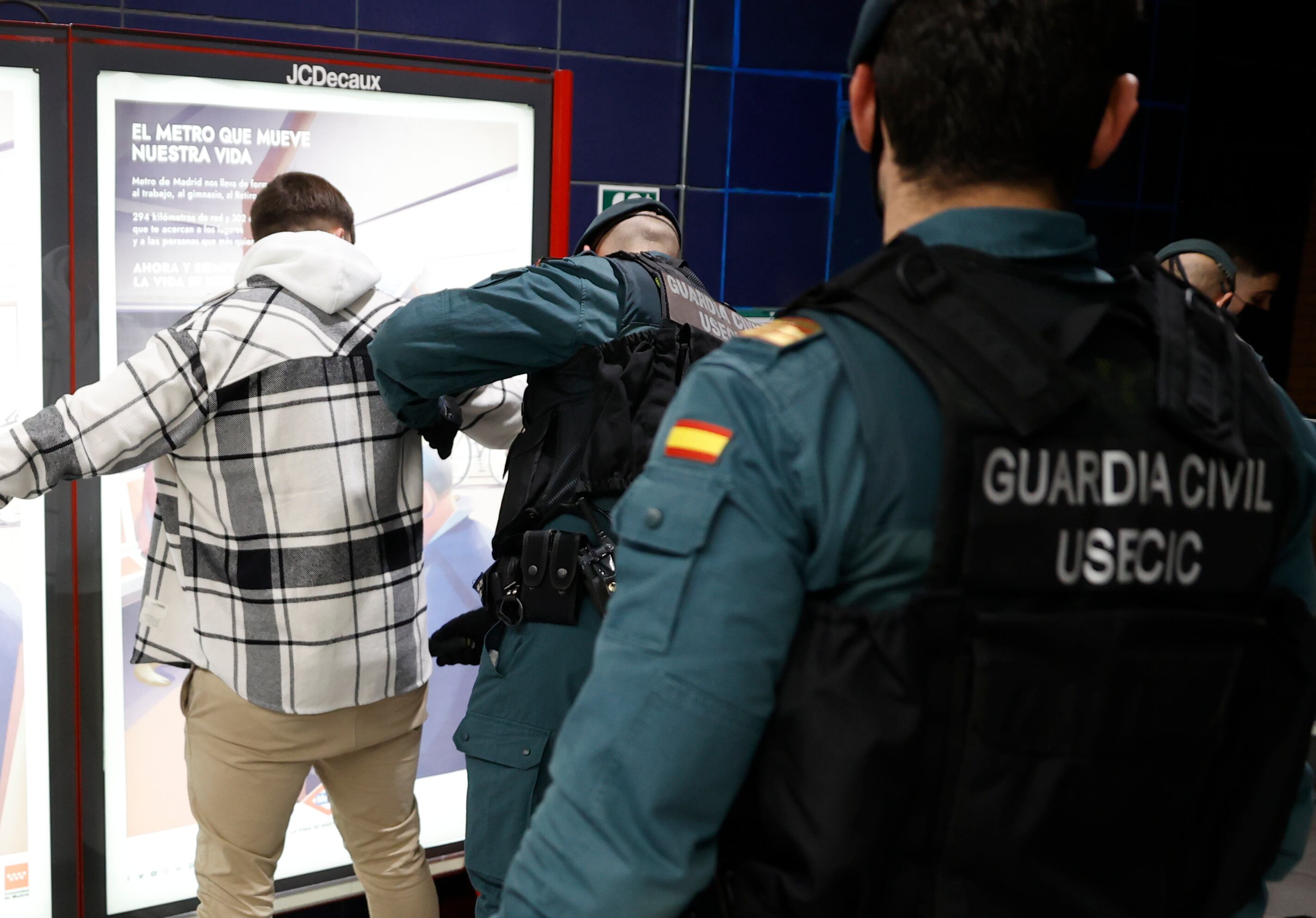 La Guardia Civil controlando una estación de Metro