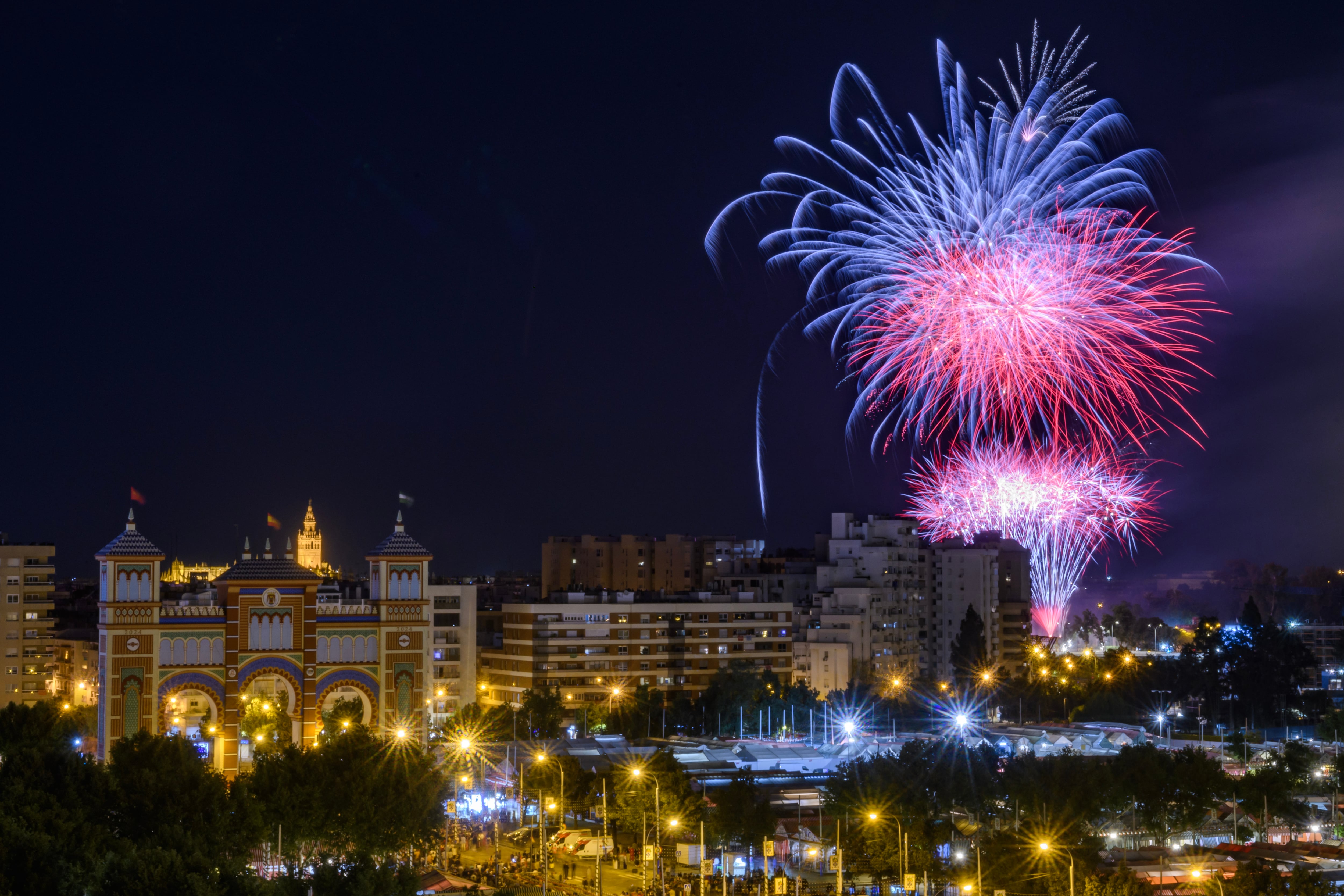 -FOTODELDÍA- SEVILLA, 21/04/2024.- Vista del Real con la ciudad de Sevilla al fondo hoy sábado durante los tradicionales fuegos artificiales que cierran la Feria de Abril de este año. EFE/ Raúl Caro.
